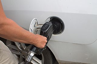 Tanken (zwart is benzine).