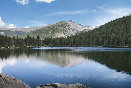 Door te kamperen beleef je de parken optimaal (elanden bij de tent in Rocky Mountain NP).