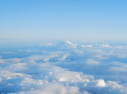 Mt. Rainier boven de wolken.