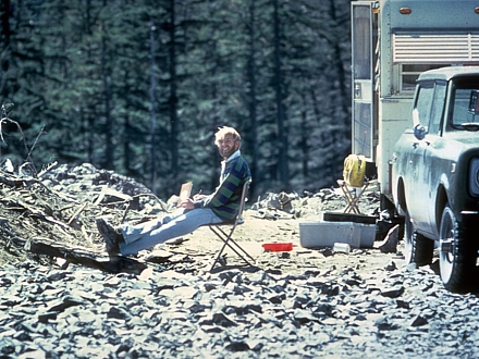 David A. Johnston observeert Mount St. Helens (17 mei 1980 - Foto: CVO Photo Archives).